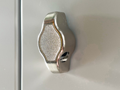 Drehriegel mit Halteklammer