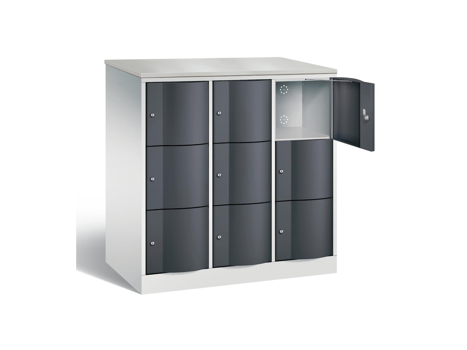 Schließfachschrank Resisto halbhoch mit robusten 1,5mm dicken Türen 3 Fächer übereinander - 3 Abteile 640mm tief