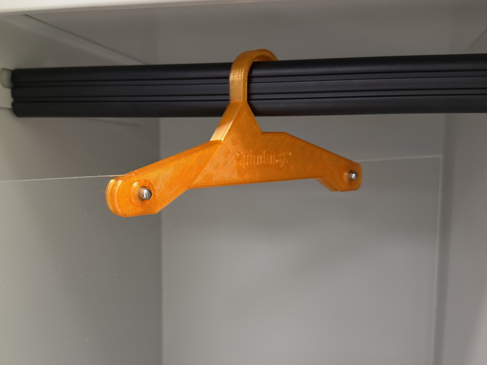 Trennwand mit offener Halterung 76,5cm hoch aus Acryl - Transparent