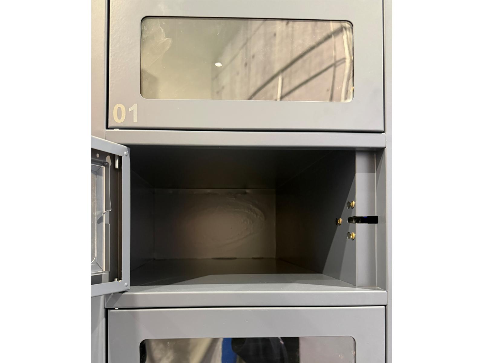 Schließfachschrank Serie Spind ONE mit Sichtfenster 2 Abteile / 20 Fächer und 4 integrierten Schließmöglichkeiten